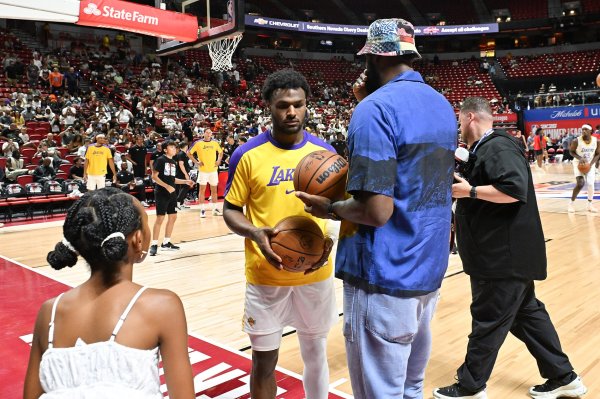 Kwame: Không giống như các cầu thủ NBA, Bronny không có bóng rổ, không có khả năng phòng thủ và khôn
