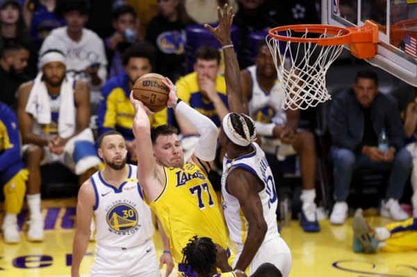 Trò chơi đang bật và tắt! Lakers phạm 27 lỗi, 27 lần chuyển hướng và 34 quả ném phạt trong 24 phút c