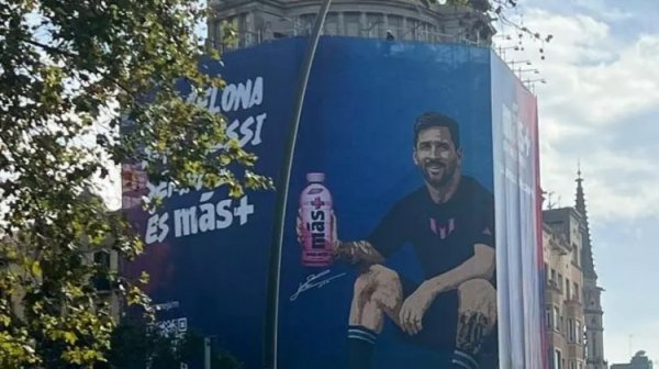 Messi ＂trở lại＂ Barcelona, ​​​