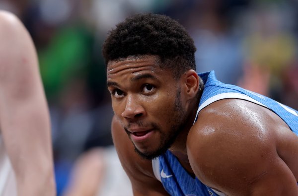 Kỷ lục mới! Antetokounmpo ghi 