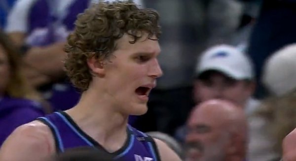 Makar nhận bóng, bị phạm lỗi&a