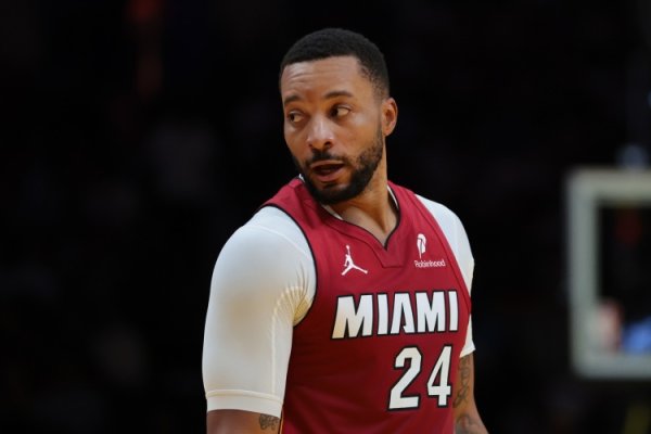 Hãy mở nó ra! Powell ghi trung